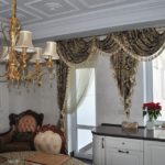 Fenêtre de cuisine décor lambrequin