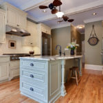 Îlot de cuisine sur le plancher en bois