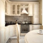 Conception d'une petite cuisine avec des meubles en bois