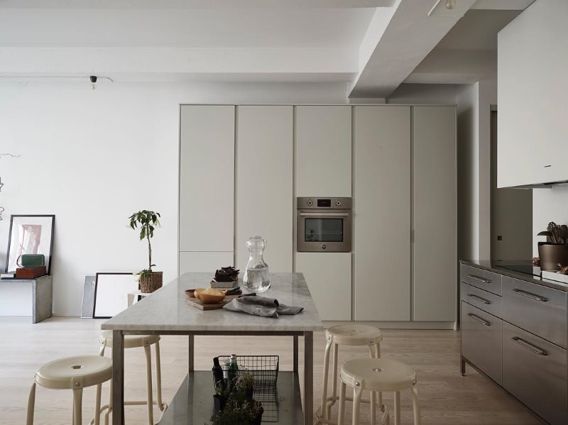 Comedor de estilo minimalista con taburetes.