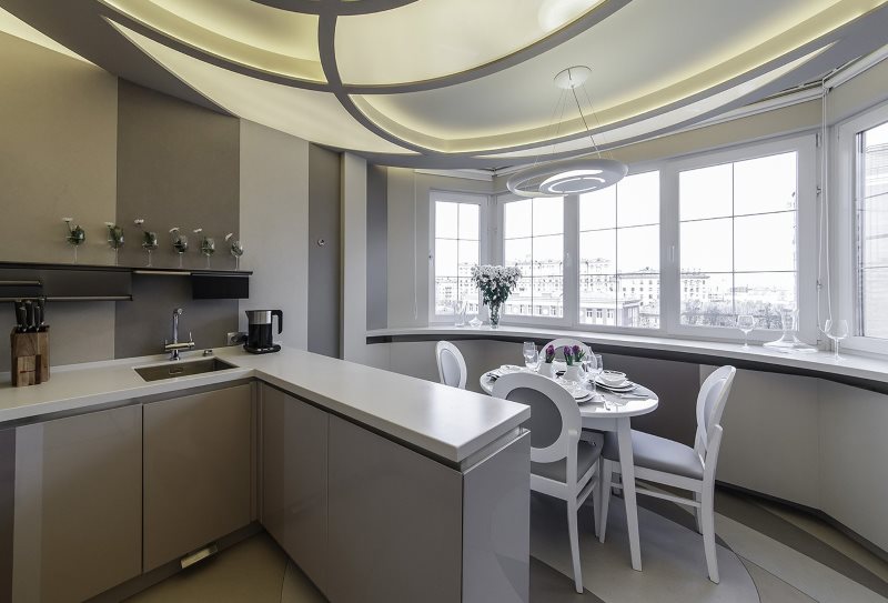 Table à manger sur le balcon isolé