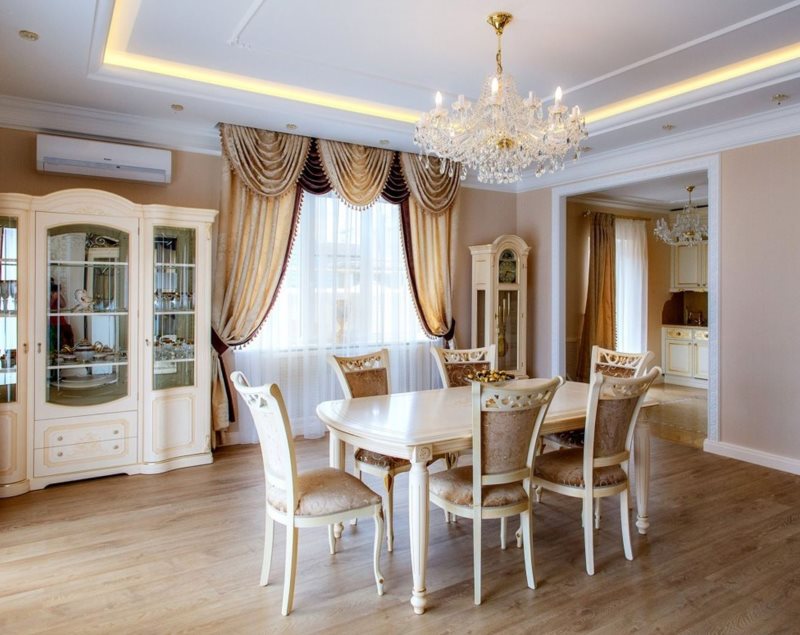 Παράθυρο διακόσμηση με κουρτίνες lambrequin στην κλασική κουζίνα-σαλόνι