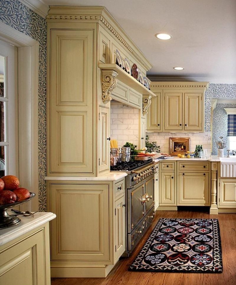 Tapet de hârtie pe pereții bucătăriei cu mobilier din lemn