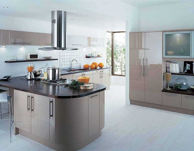 Insula de bucătărie cu nuanțe de cappuccino