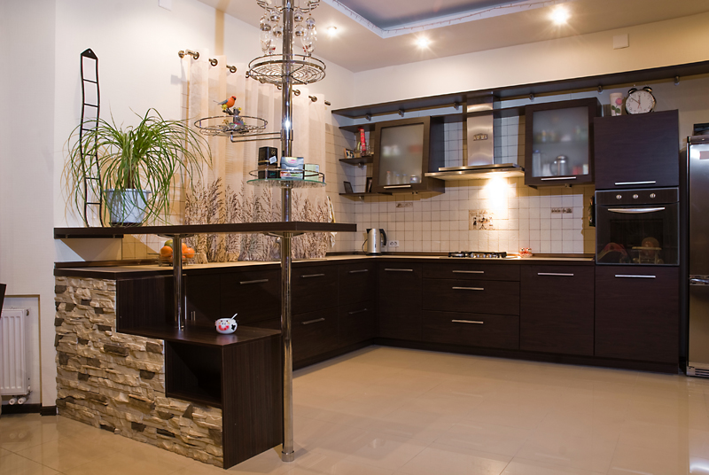 Luces de techo en una cocina con muebles de chocolate.