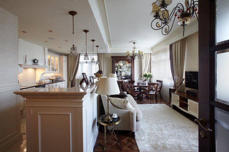 Plafond à deux niveaux dans la cuisine de style néoclassique