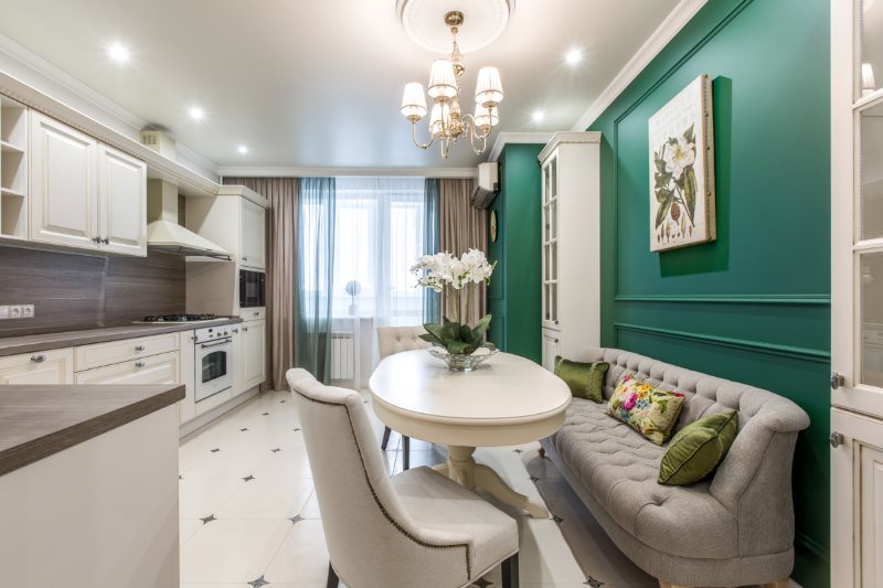 Canapé long le long du mur de la cuisine