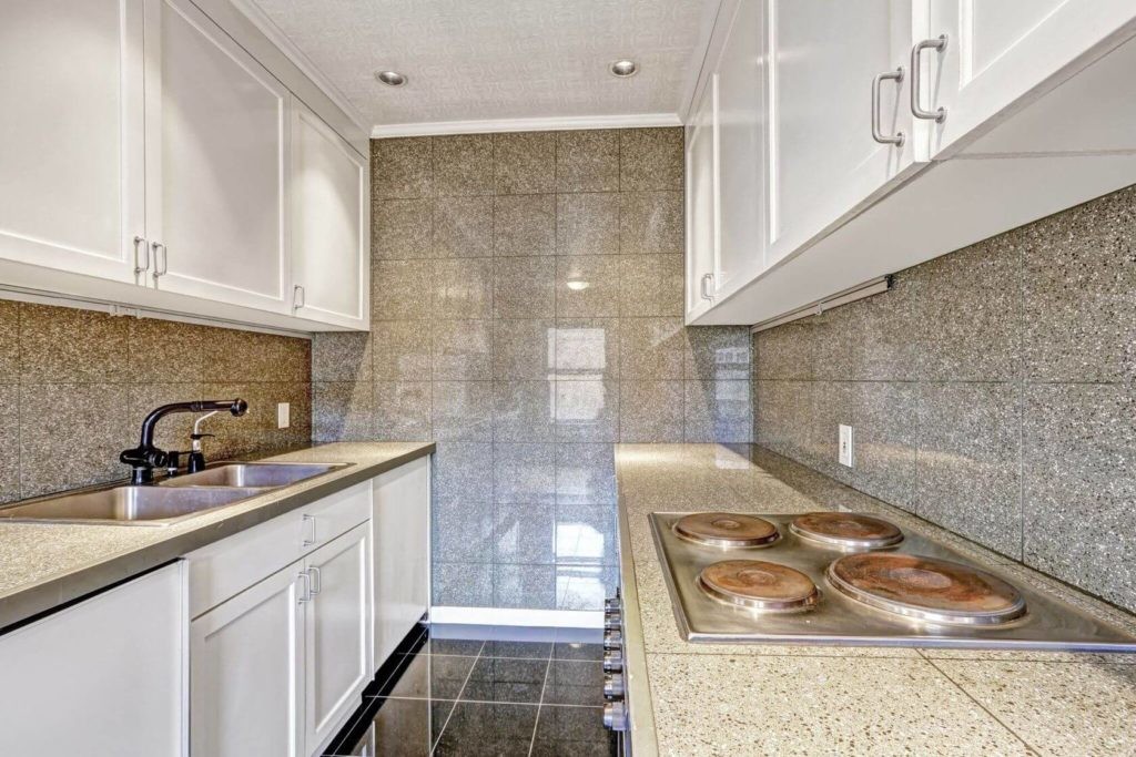 Azulejo brilhante na parede estreita da cozinha