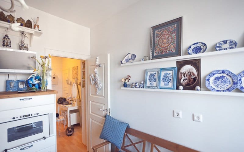 Decoração de parede de cozinha com pratos decorativos