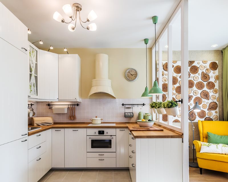 Disposition en U du lieu de travail dans la cuisine-salon