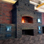 Κεραμικός φούρνος για μαγείρεμα στην κουζίνα του καλοκαιριού