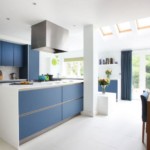 Νησί διάταξη μιας μεγάλης κουζίνας