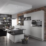 Οροφή δύο επιπέδων στην κουζίνα ενός εξοχικού σπιτιού