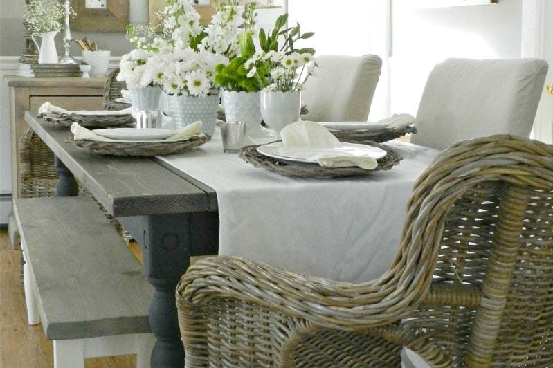 Здрав фотьойл близо до дървена маса с груб завършек