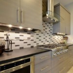 Narrow-tiled kitchen apron