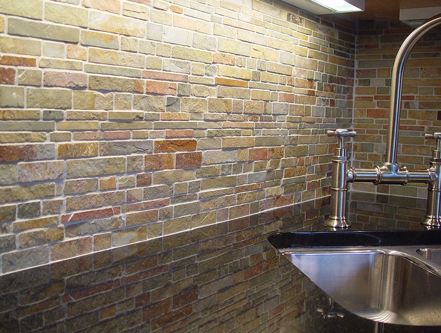 Kitchen apron with natural stone trim