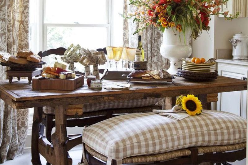 หมอนนุ่มบนม้านั่งไม้