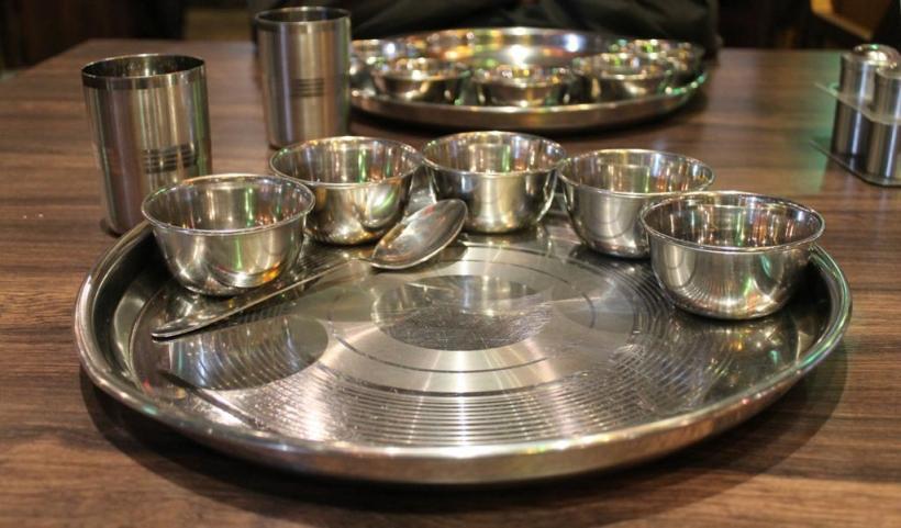 Servicio de té de acero inoxidable de estilo oriental.