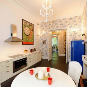 Papel de parede lilás no interior da cozinha