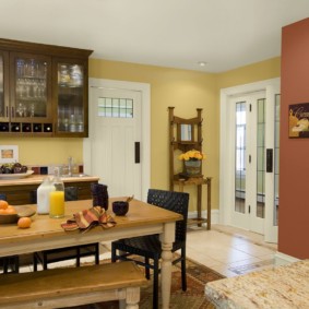 Mesa de madeira na cozinha-sala de jantar