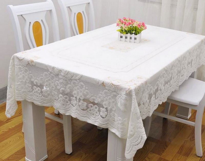 Бяла салфетка върху правоъгълна кухненска маса