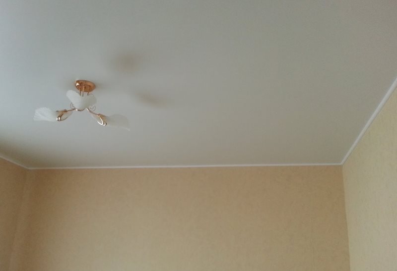 Ομαλή επιφάνεια της φωτεινής οροφής της κουζίνας στο Χρουστσόφ