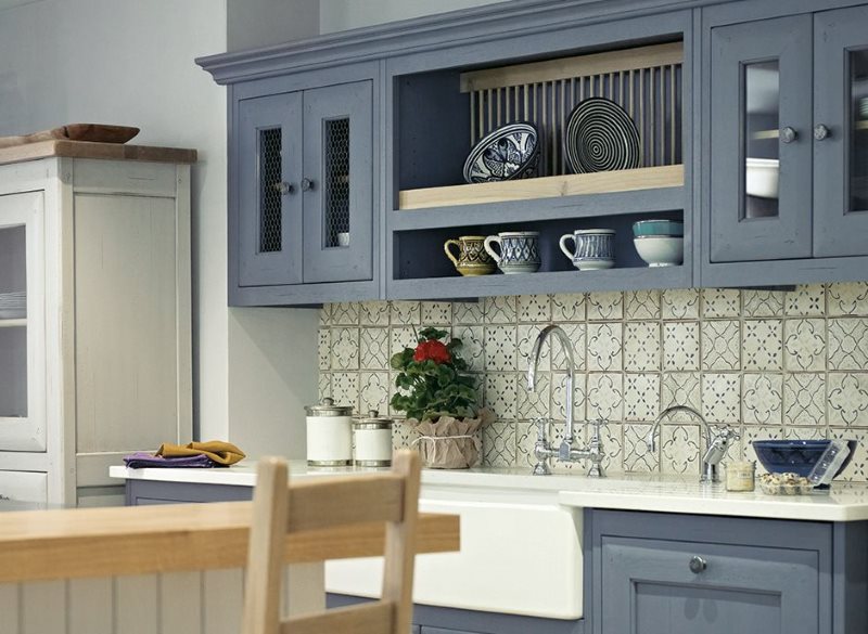 Квадрат от керамични плочки върху кухненската престилка