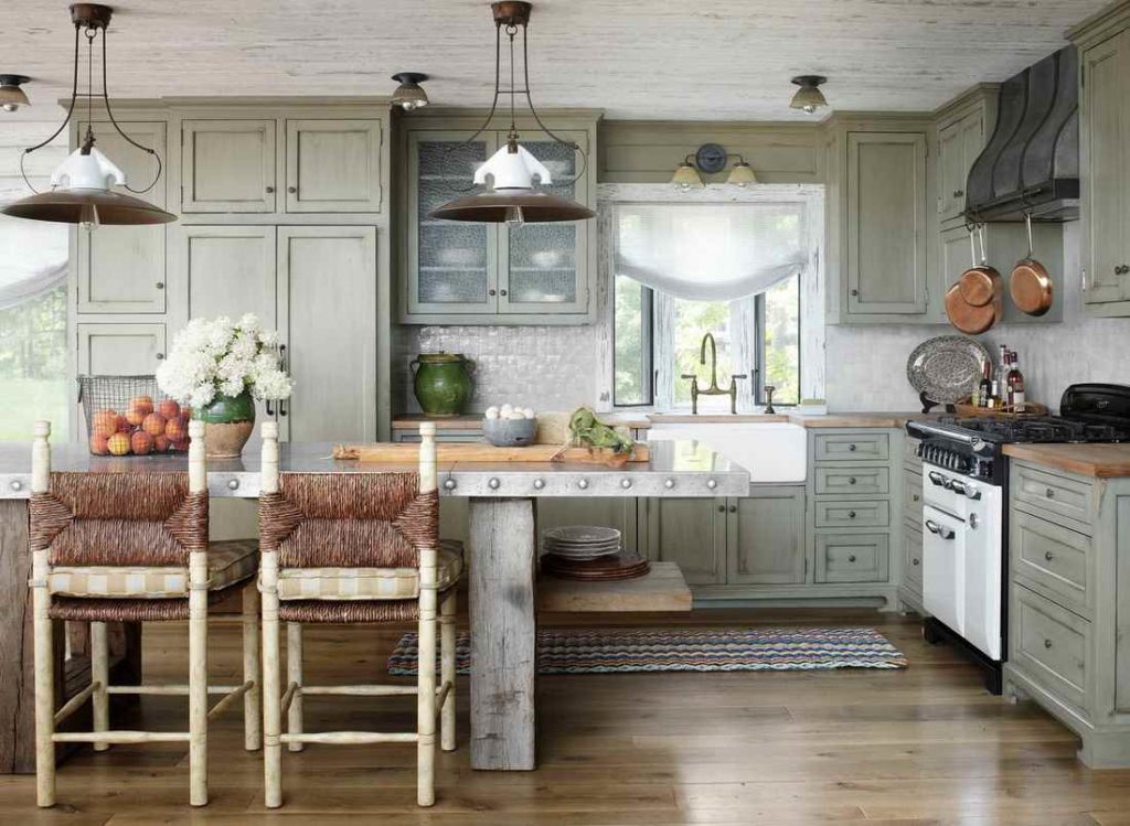 เฟอร์นิเจอร์ที่มีผนังอาคารในห้องครัวของบ้านในชนบท