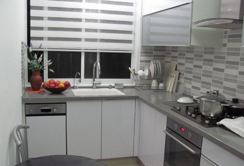 Τυφλώνει μέρα-νύχτα σε μια μικρή κουζίνα