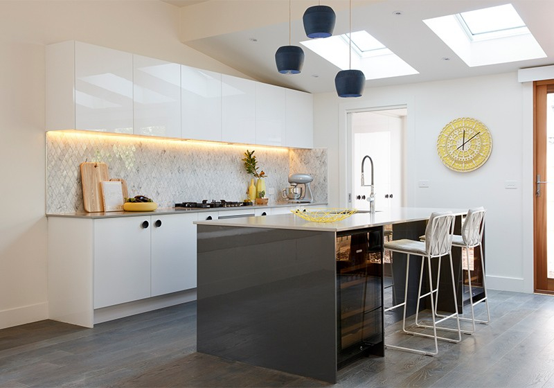 Dapur berteknologi tinggi dengan tingkap di siling sebuah rumah negara