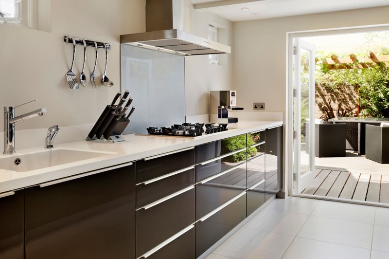 Juego de cocina de fachadas de chocolate sin armarios colgantes