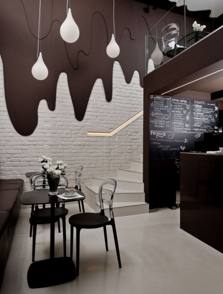 Cocina moderna en color chocolate.