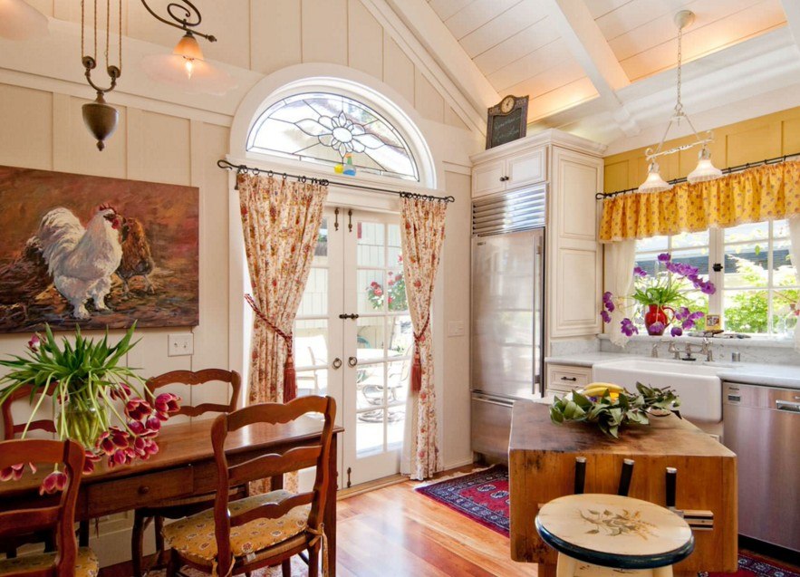 Декорация на кухненски врати с завеси от естествен плат