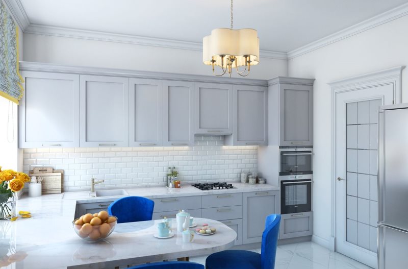 Chaises bleues dans une cuisine blanche