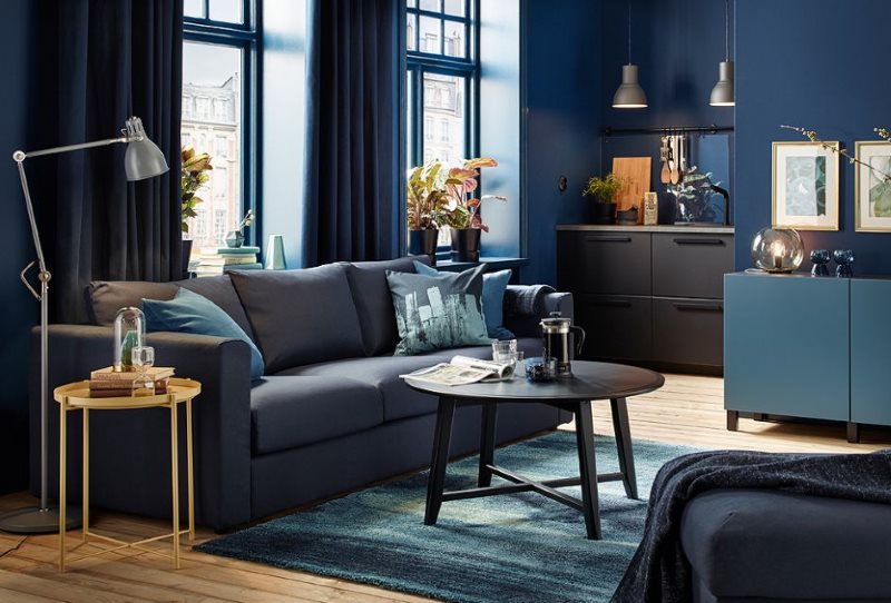 Warna biru dalam reka bentuk ruang tamu dapur