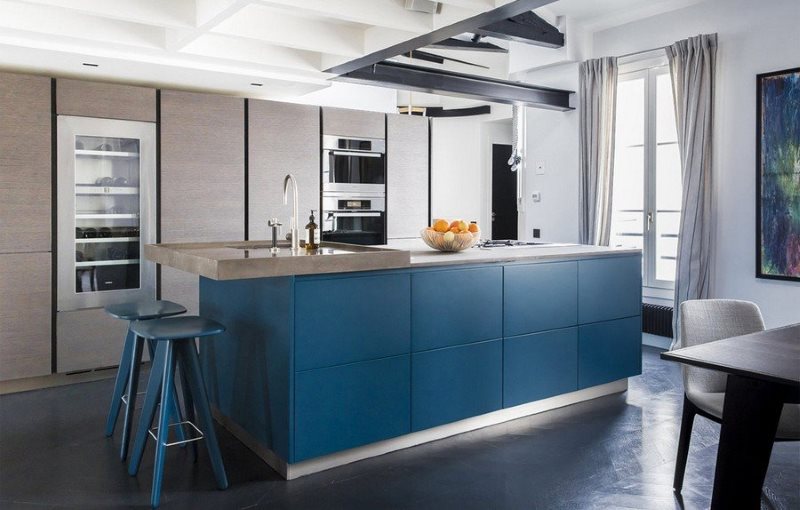 Muebles azules en el interior de la cocina en un estilo minimalista.