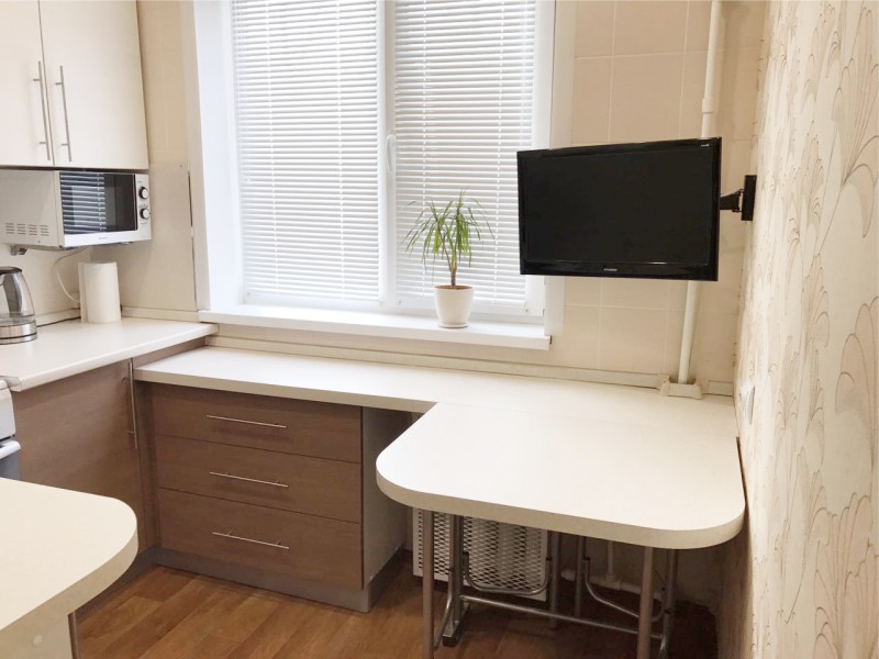 Ένα μικρό τραπέζι μετασχηματισμού στην κουζίνα 2 με 2 μέτρα