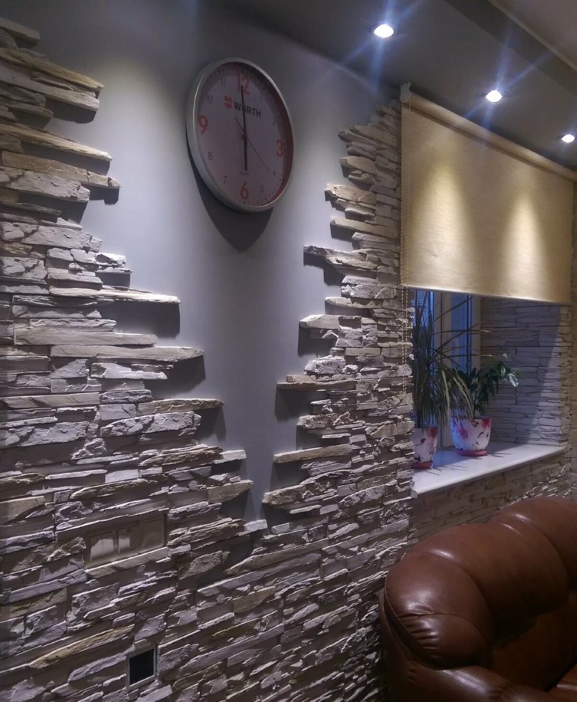 Relógio na parede da cozinha com acabamento em ardósia