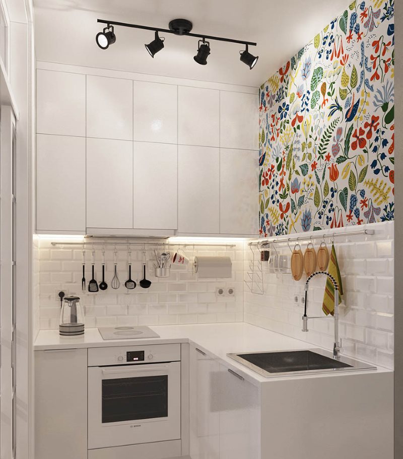 Μαύροι προβολείς σε μια λευκή οροφή κουζίνας