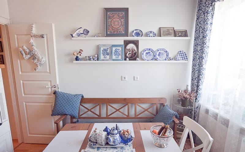 Decorando a parede branca da cozinha com pratos pintados