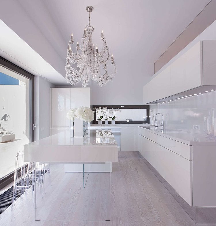 Dapur berteknologi tinggi salji putih dengan pulau