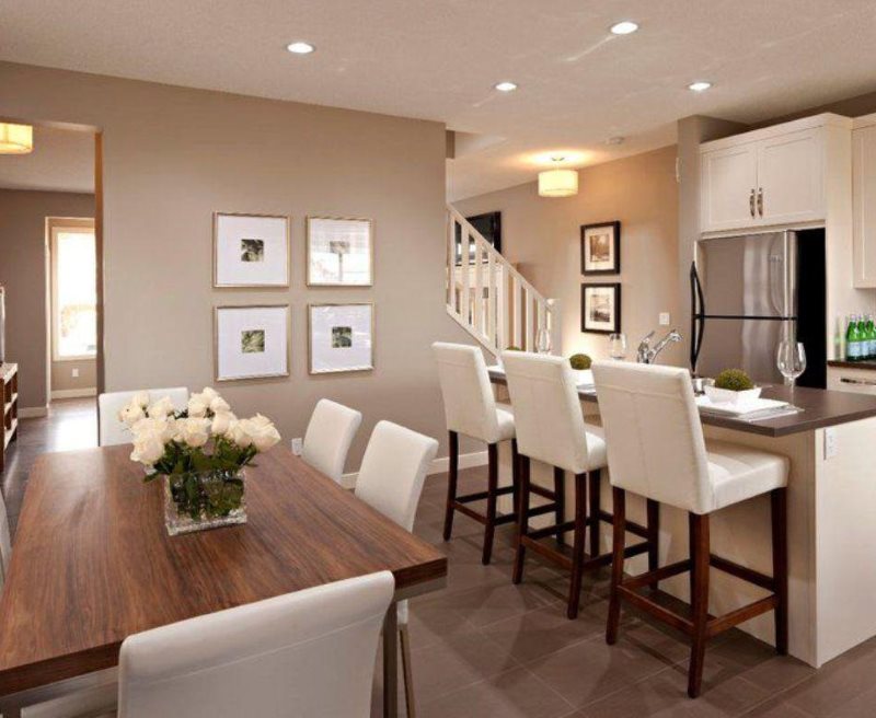 Mobilier alb de bucătărie cu pereți cappuccino