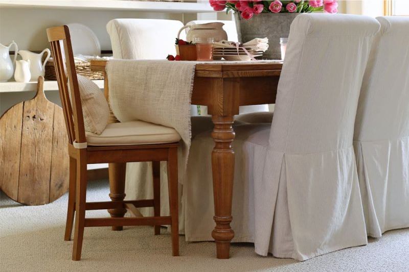 เก้าอี้ไม้ที่มีเบาะรองนั่งที่สะดวกสบาย