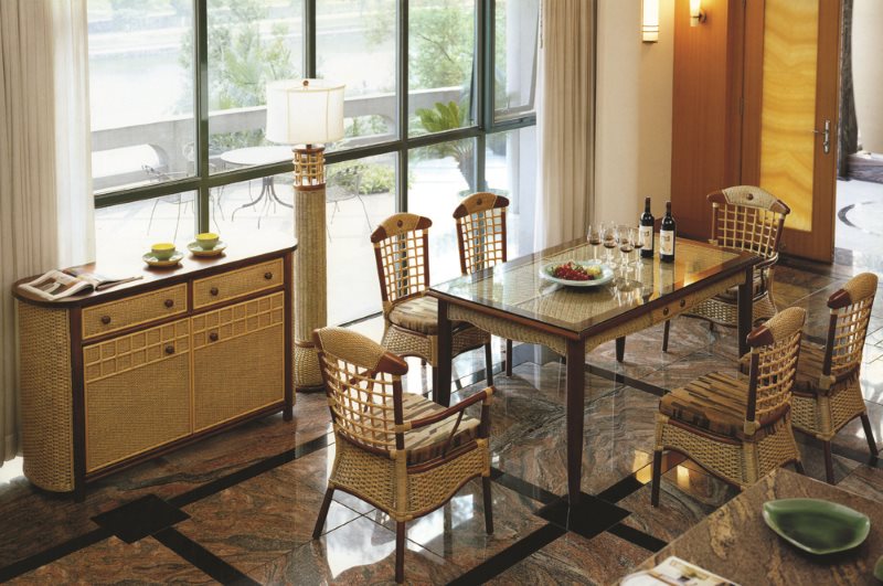 Κλειστή καλοκαιρινή κουζίνα με έπιπλα από μπαστούνι