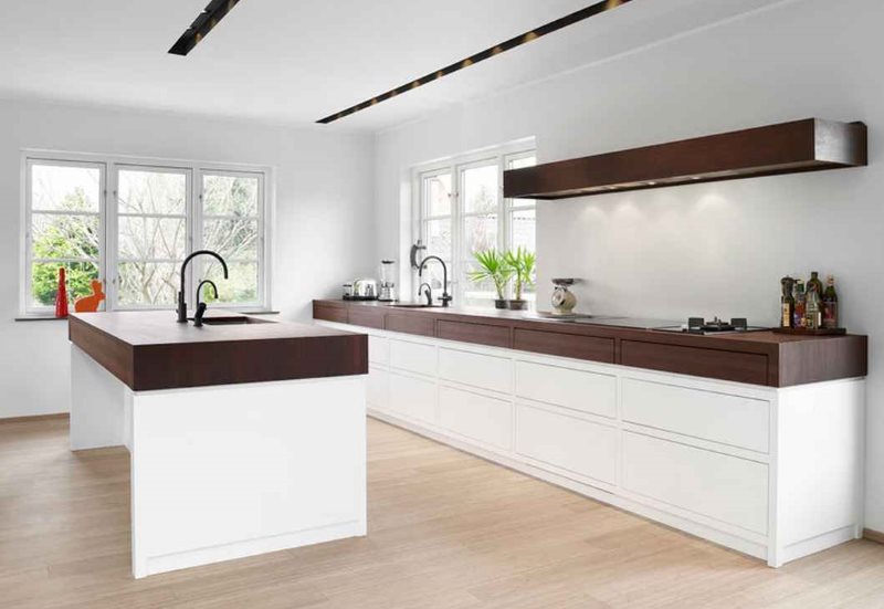 Luces empotradas en el techo de la cocina de una casa privada.