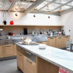 Καλοκαιρινή κουζίνα με διαφανή οροφή