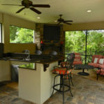 Ανεμιστήρες στην οροφή της καλοκαιρινής κουζίνας