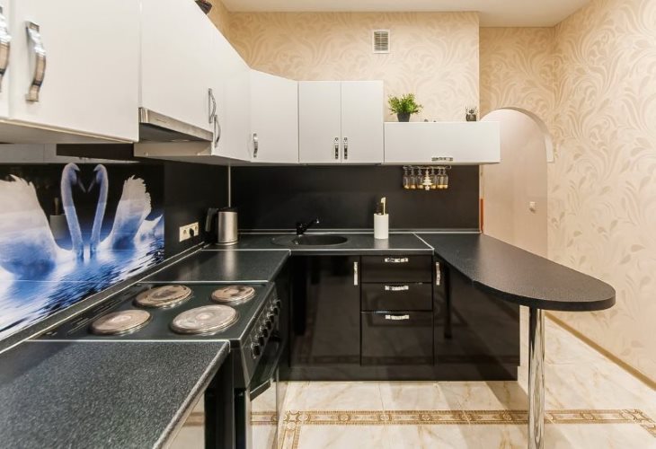 Casque d'angle contrasté avec comptoir de bar