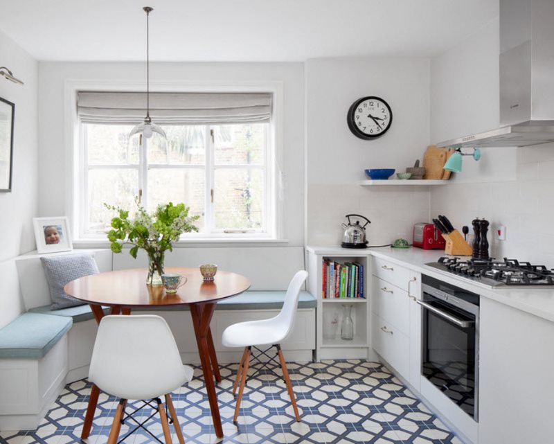 Ensemble linéaire sans armoires murales dans une cuisine blanche