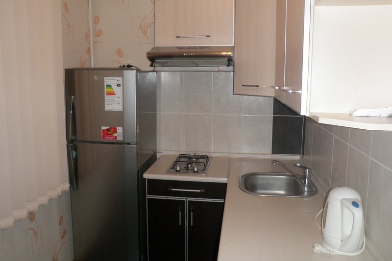 Στεγνή ενσωματωμένη κουζίνα σε μια μικρή κουζίνα